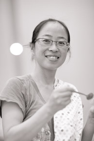 Daisy - MaMa-Tee / ShenZhen Train Station Kentucky Fried Chicken - feeding Valorie