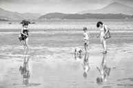 Sai Kung Beach / Girls learn it from their moms
