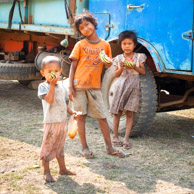 Kids not in school at Maing Thauk (5d)