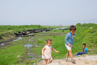 Bezy kids at Maing Thauk (5d)