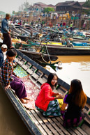 Morning traffic in Nyaungshwe (5d)