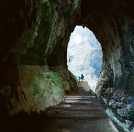 At XiangHuoYan the WuJiang river goes through a mountain (Kodak Ektar 100)