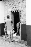 Walking around ShangYao Cun with Nils, Grace and Lili (Burgger BRF 400 Plus)